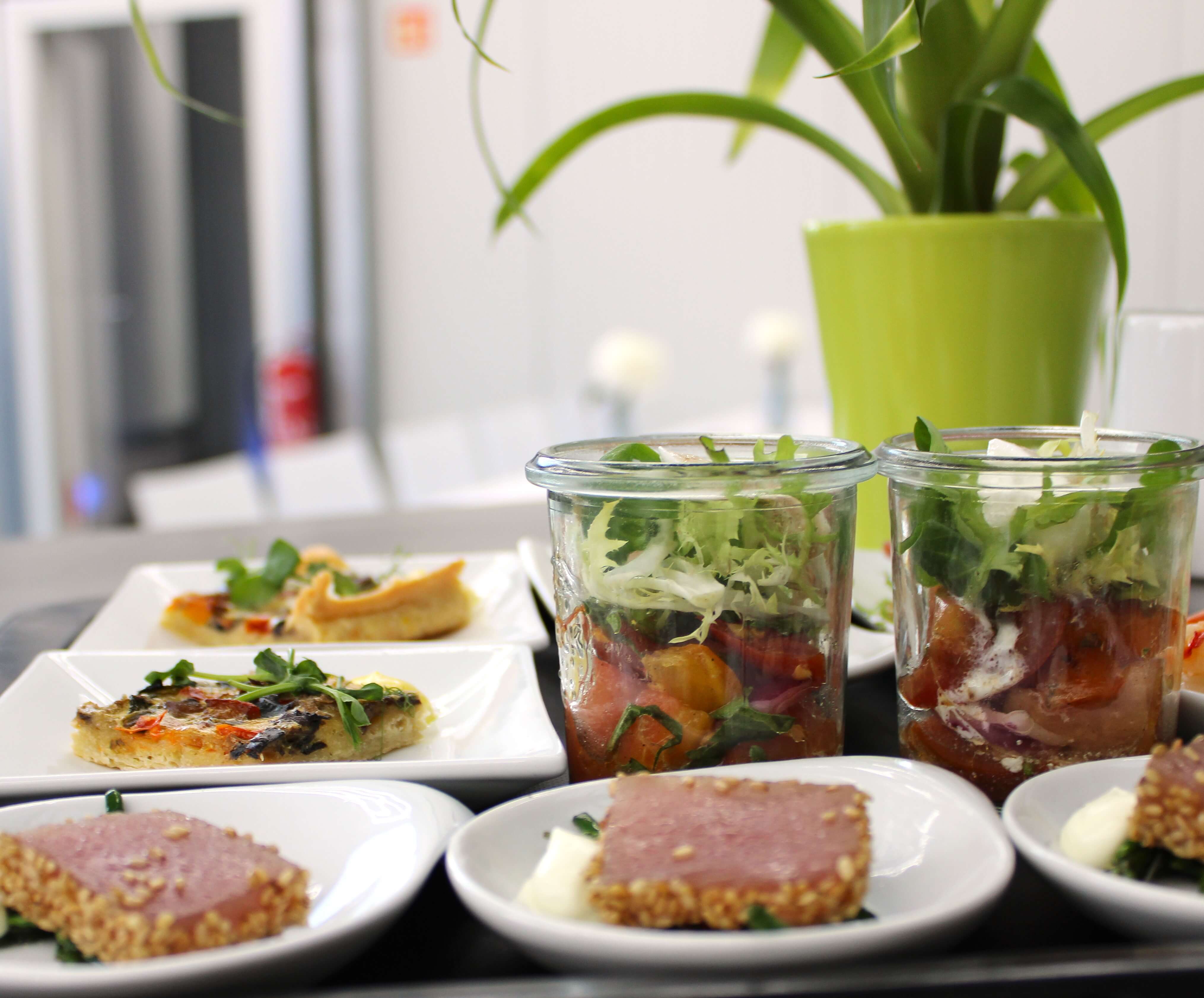 Albertz Catering Hannover - Mehrere Vorspeisen sind ansprechend auf einem großen Tisch präsentiert